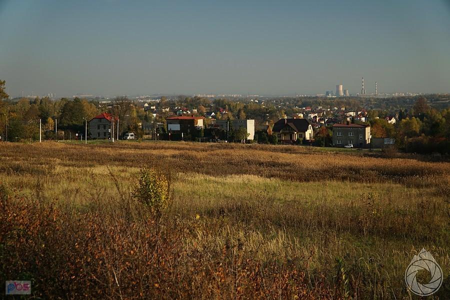 widok z jakiejś hopki na kawał konurbacji z elektrowniami