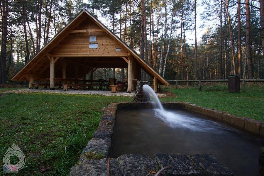 wiata i źródło