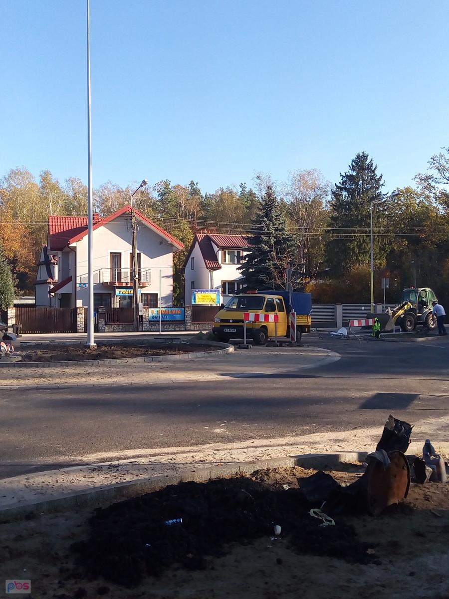 Rondo w Izabelinie gotowe. Kończą już poprawianie dróg dojazdowych. Nawet w niedzielę praca wre