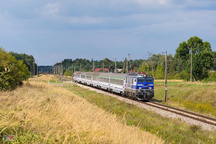 EP09-024 na czele poc. IC 8304 "Mehoffer" relacji: Szczecin Główny - Przemyśl Główny mija Wolę Kuczkowską. Szlak: Koniecpol - podg. Starzyny, linia D29-64.