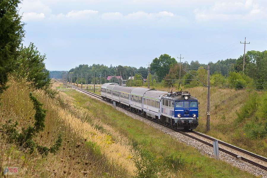 EU07-067 na czele poc. TLK 83102 "Osterwa" ze Szczecina Głównego do Przemyśla Głównego minęła przed chwilą nieczynny przystanek osobowy Wola Kuczkowska