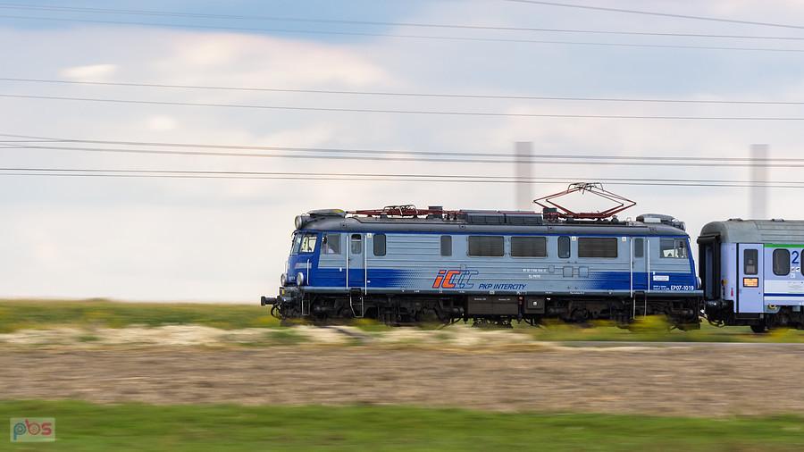 EP07-1019 na czele poc. TLK 61112 "Sztygar" (Wrocław Główny - Warszawa Zachodnia) mknie CMKą mijając Wolę Kuczkowską
