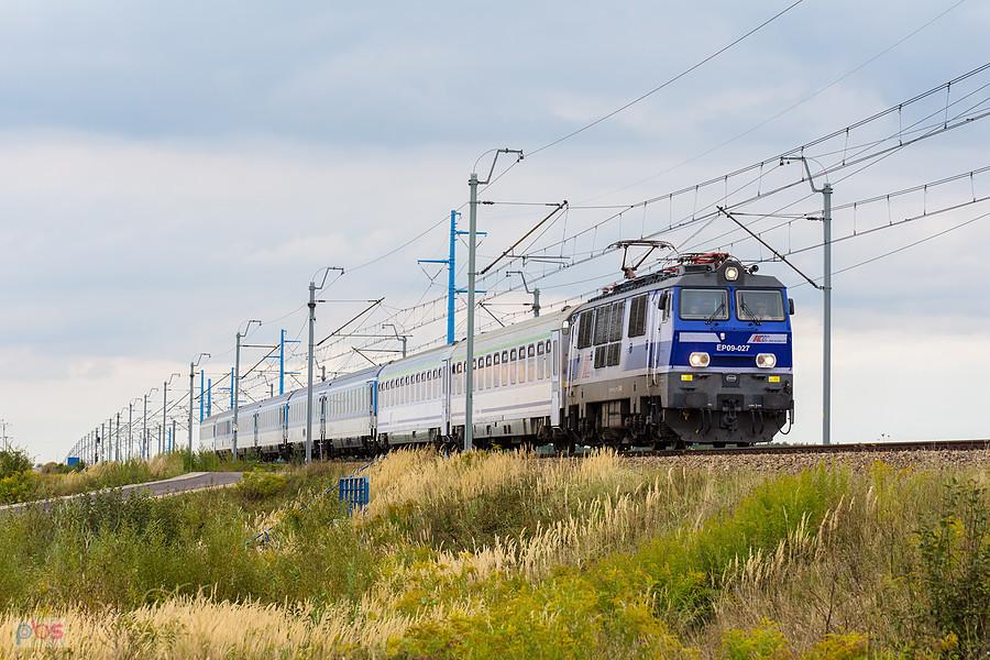 EP09-027 na Centralnej Magistrali Kolejowej z poc. IC 112 (14006) "Porta Moravica" relacji: Warszawa Wschodnia - Praha hl.n. mija miejscowość Brzostek