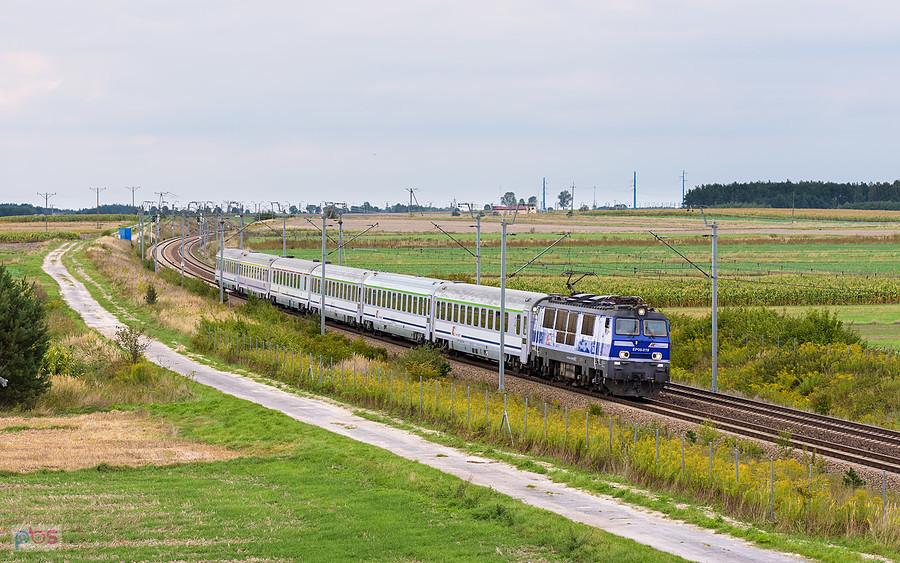 EP09-019 z międzynarodowym poc. EIC 105 (54000) "Sobieski" relacji: Gdynia Główna - Wien Hauptbahnhof mija łuk w miejscowości Przyłęk