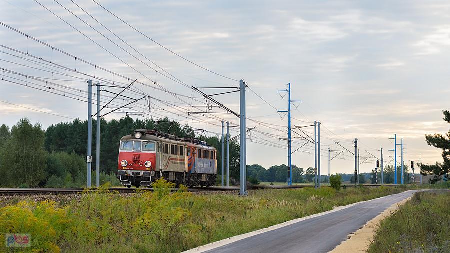 EU07-182 i EU07-012 po postoju na stacji Psary udają się w dalszą drogę w kierunku Włoszczowy