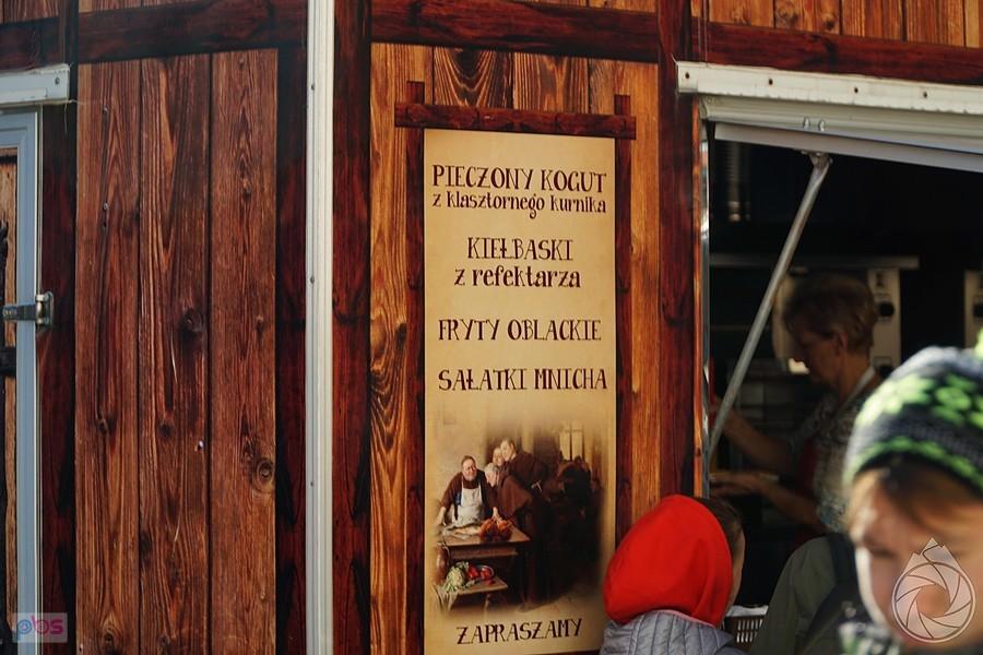 na szczycie dobry festyn, z kszącym żarciem