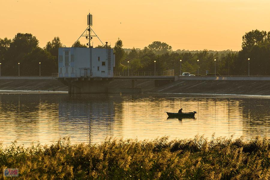 Zbiornik wodny w Poraju i jedna z wielu łódek rybaków