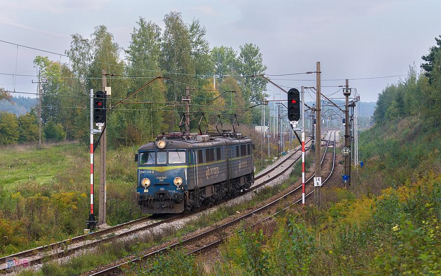 ET41-118 mija dzielnicę Dąbrowy Górniczej - Okradzionów, kierując się w stronę Łaz i wyjeżdżając na szlak do podg. Przemiarki, linia D29-154.