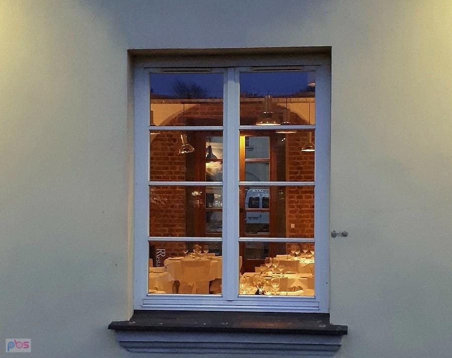 Zaglądam przez okno do restauracji Adama Gesslera
