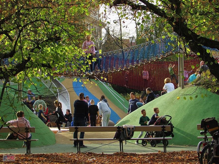 Nowoczesny i urządzony z rozmachem plac zabaw w Parku Ujazdowskim