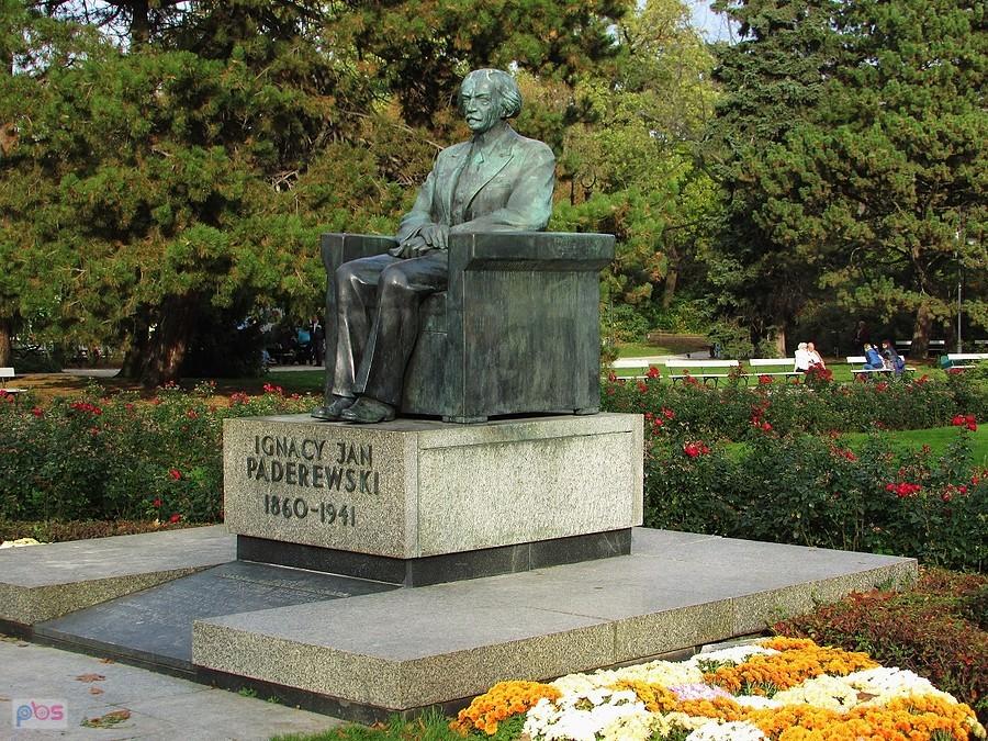 Paderewski rozsiadł się wygodnie w fotelu