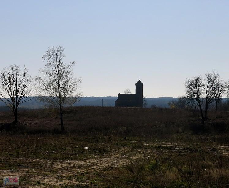 Z tej strony wzgórze z Idzim jest nie do poznania - mniej tu drzew, krzaków i drogi brak