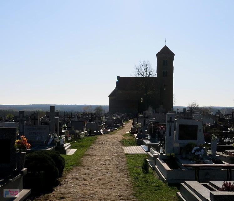 Idzi od strony cmentarza
