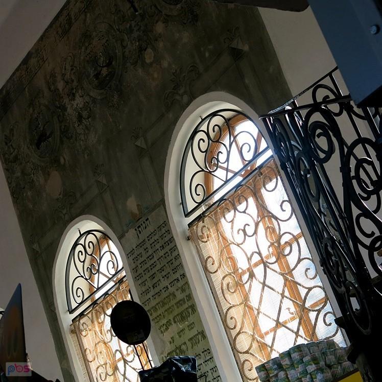 Kawałek historii na ścianie synagogi