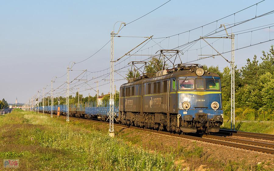 ET41-076 mija Blachownię, kierując się w stronę Herbów, szlak: Częstochowa Gnaszyn - Blachownia, linia D29-61.