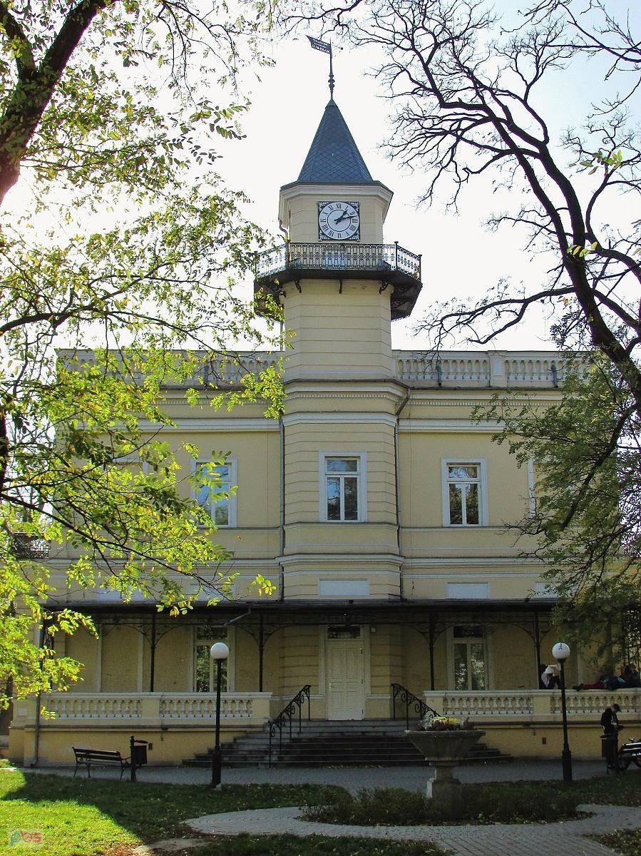 Pałac Więckowskiego z wieżą zegarową na północnej fasadzie
