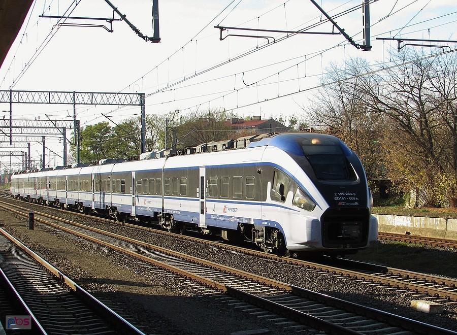 Pesa Dart IC "Konopnicka" do Białegostoku mija stację w Pruszkowie