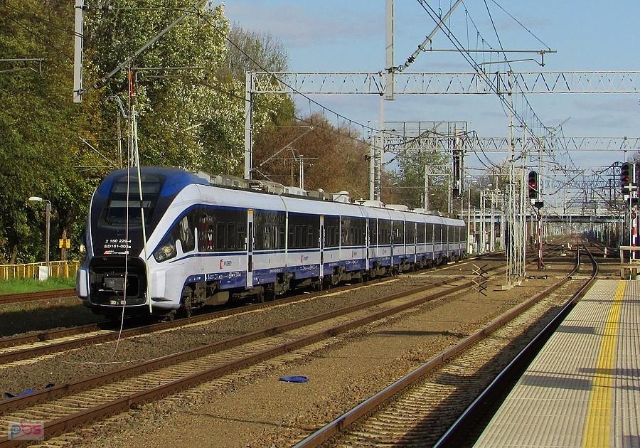 Pesa Dart IC "Nałkowska" do Jeleniej Góry mija stację w Pruszkowie