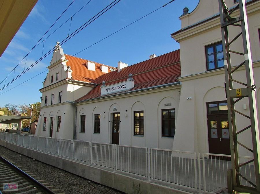 Dworzec kolejowy w Pruszkowie od strony peronów
