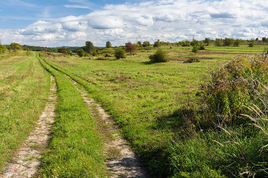 Droga w pobliżu torów kolejowych w Dąbrowie Górniczej, dzielnicy Okradzionów