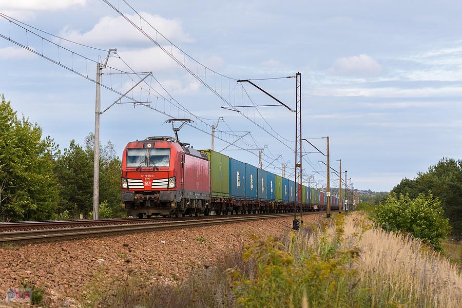 Vectron X4EC-052 jedzie szlakiem: Olkusz - Bukowno, mijając obrzeża Olkusza i kierując się w stronę Dąbrowy Górniczej, linia D29-62.