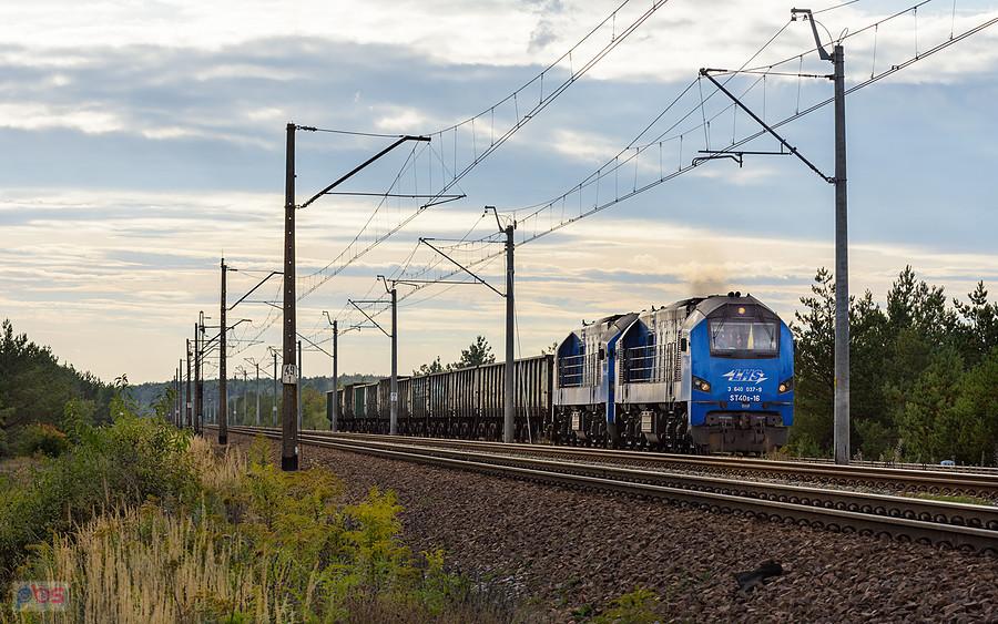 Szerokotorowe lokomotywy ST40s-16 i ST40s-03 mijają obrzeża Olkusza - linia kolejowa nr 65 LHS Bukowno - Olkusz