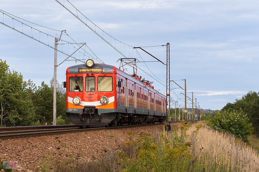EN57-781 jako poc. Regio 42906 (Katowice - Sędziszów) jedzie szlakiem: Bukowno - Olkusz, wjeżdżając do Olkusza, linia D29-62.