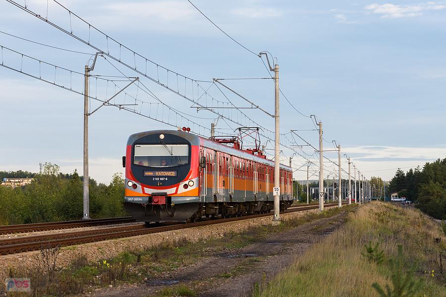 EN57-2057 jako poc. Regio 24909 (Kielce - Katowice) jedzie szlakiem: Bukowno - Sławków, mijając Bukowno, linia D29-62.