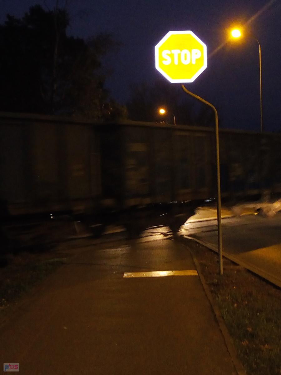 Pociąg jeździ tędy 2 razy na dobę. Akurat trafiłam na niego na Kocjana. Przy okazji zobaczyłam, ilu ryzykantów przemykało autami w ostatniej chwili