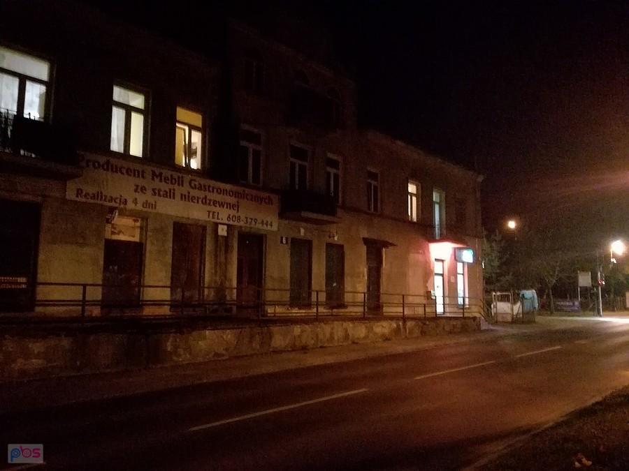 Nocny Konstancin -Kamienica przy Prusa nieopodal ze skrzyżowaniem z Chylicką