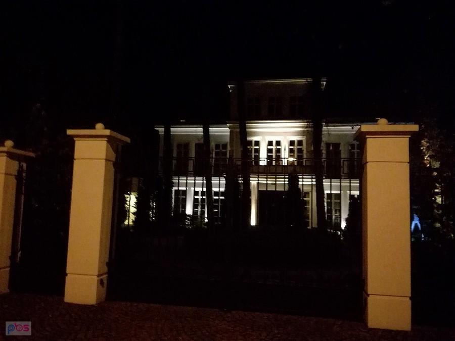 Nocny Konstancin Jedna z okazałych willi przy Potulickich