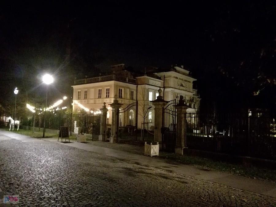 Nocny Konstancin- najbardziej reprezentacyjna (najdroższa) ulica Konstancina - ul Batorego