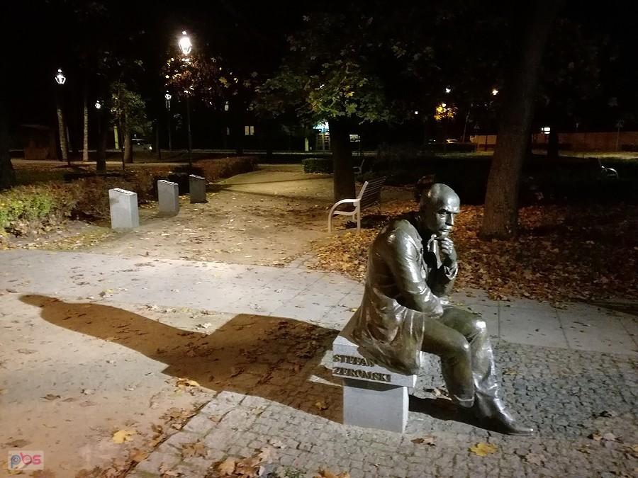 Nocny Konstancin- z dalejka myślałem ,że KODowcy wyfasowali pomnik Leninowi , a z bliska okazało się ,że to Żeromski