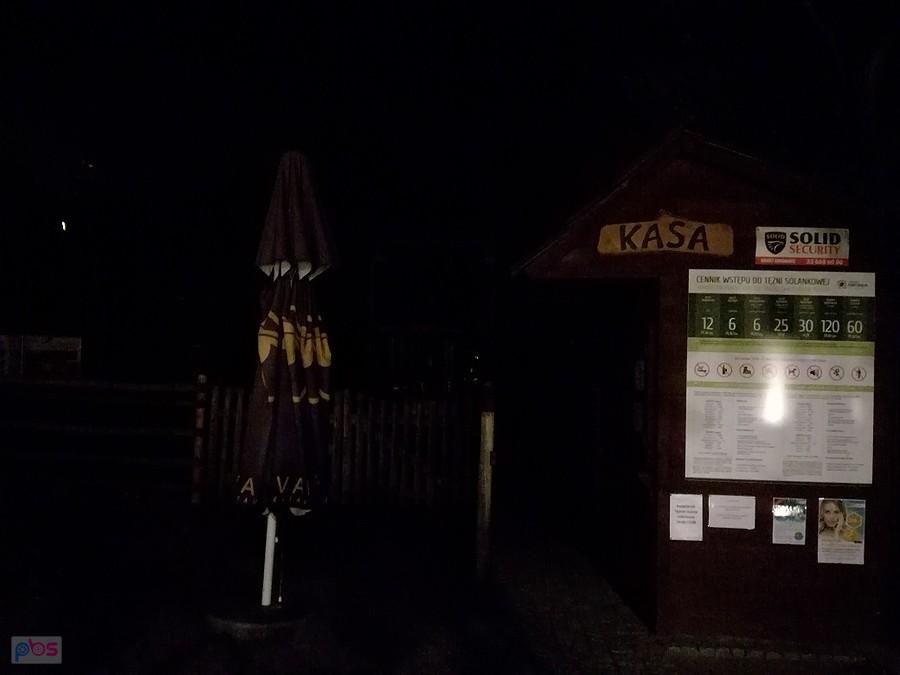 Nocny Konstancin- wejście do tężni otwarte, nie wchodziłem, ale zapach solanki czuć było i przed kasą