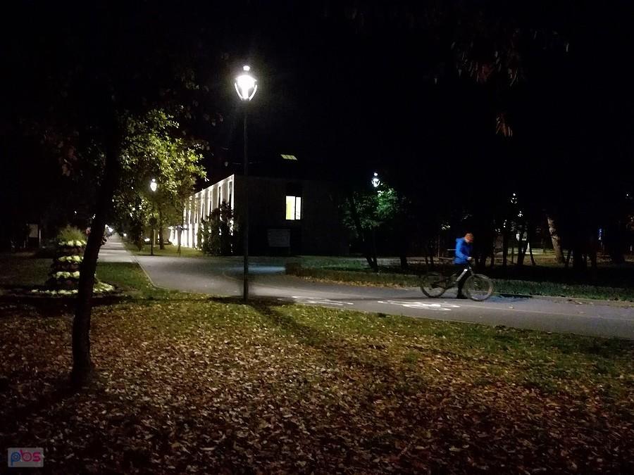 Nocny Konstancin - jest życie! Jeszcze jeden rowerzysta i niewidoczni na zdjęciu kijkarze
