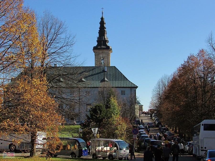 Pierwszy widok jaki otwiera się po wjeździe na Święty Krzyż