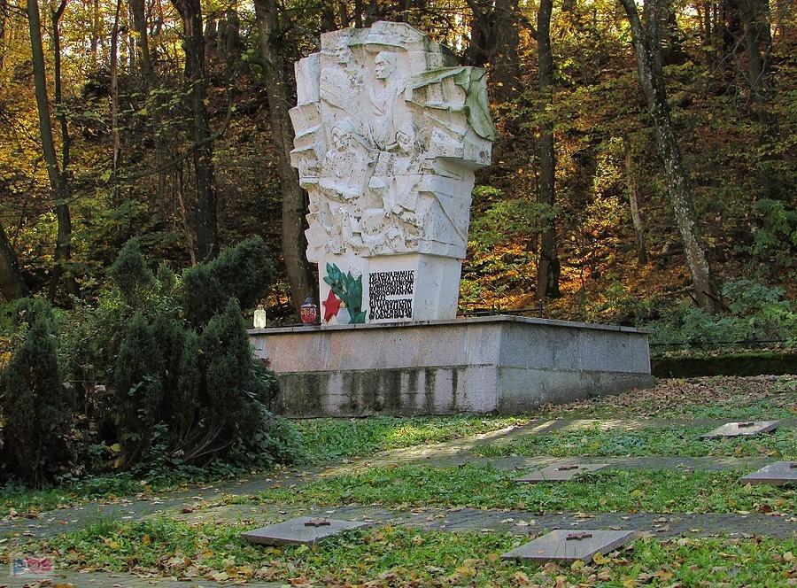 Święty Krzyż - obelisk pamiątkowy żołnierzy sowieckich