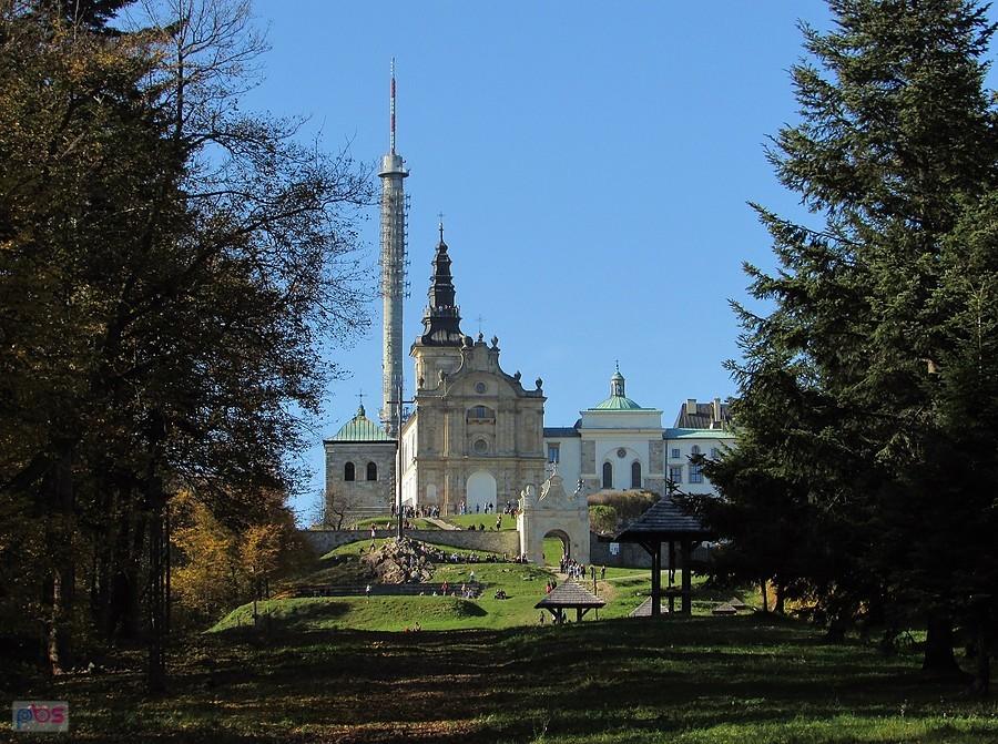 Święty Krzyż - widok z poza szlaku tyrystycznego