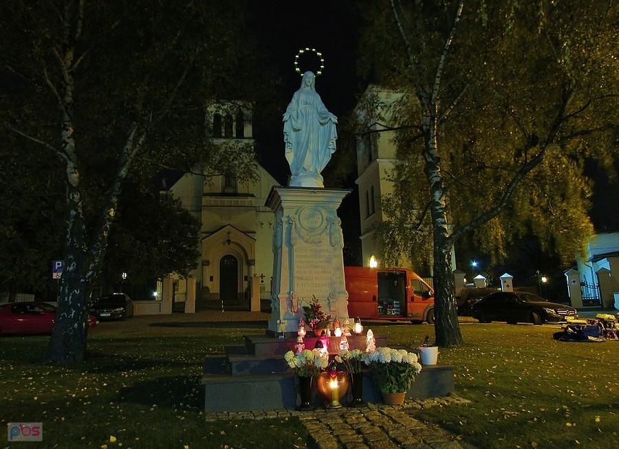 Figura NMP przed kościołem św. Katarzyny na Służewie