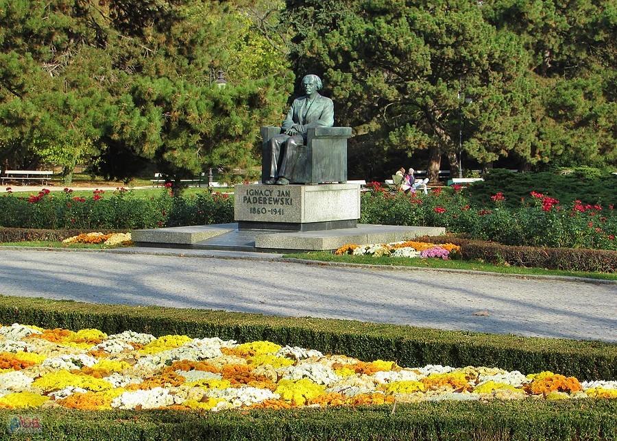 Ignacy Paderewski w kwiatowym otoczeniu