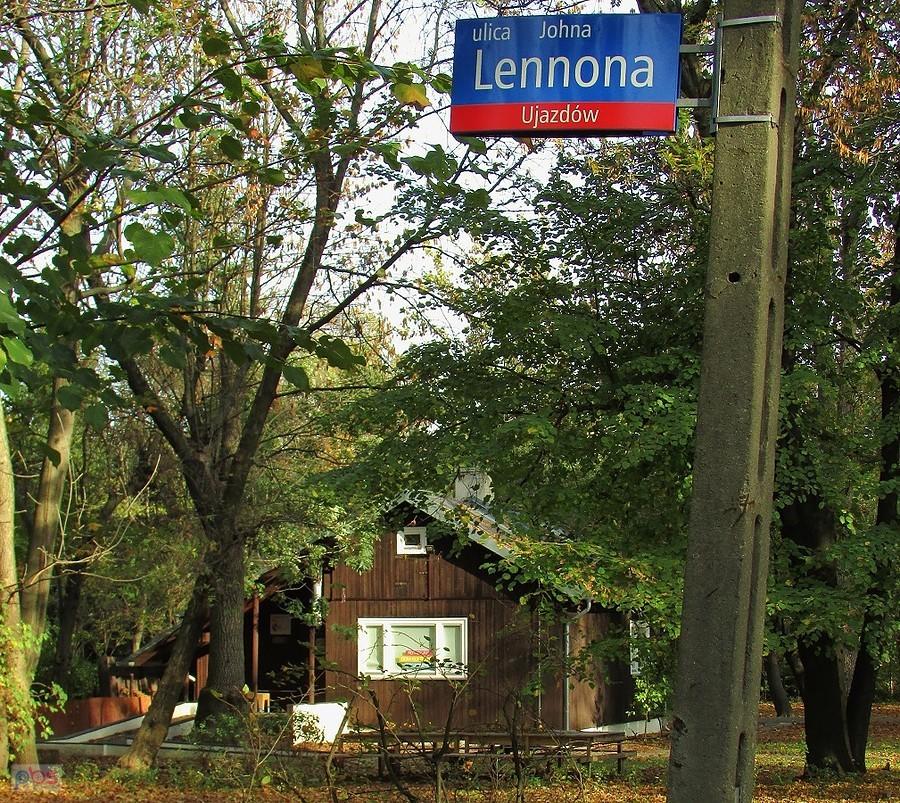 Domek fiński przy ulicy Lennona