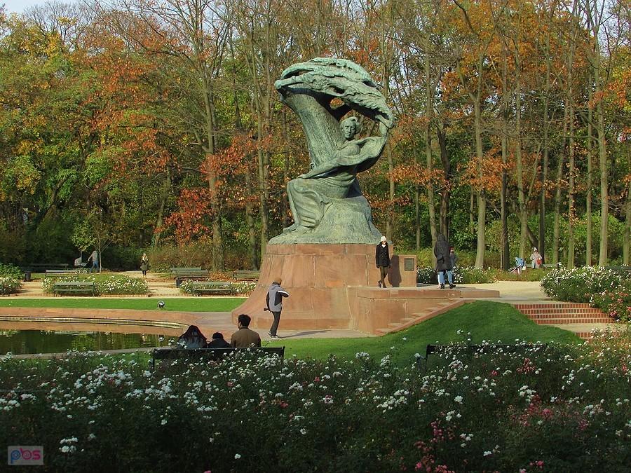 1 listopada przy pomniku Chopina tylko turyści zagraniczni
