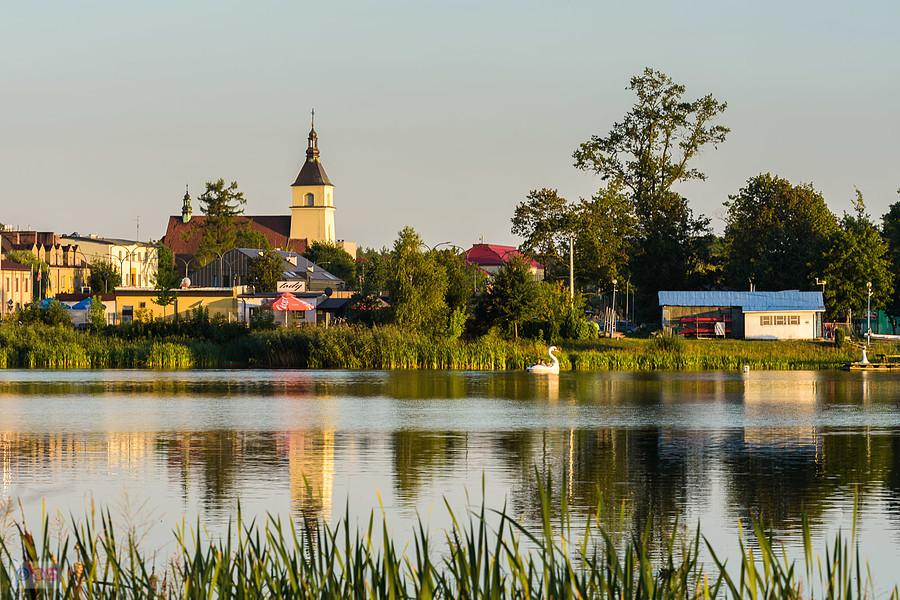 Zalew w Blachowni, a w tle parafia Świętego Michała Archanioła