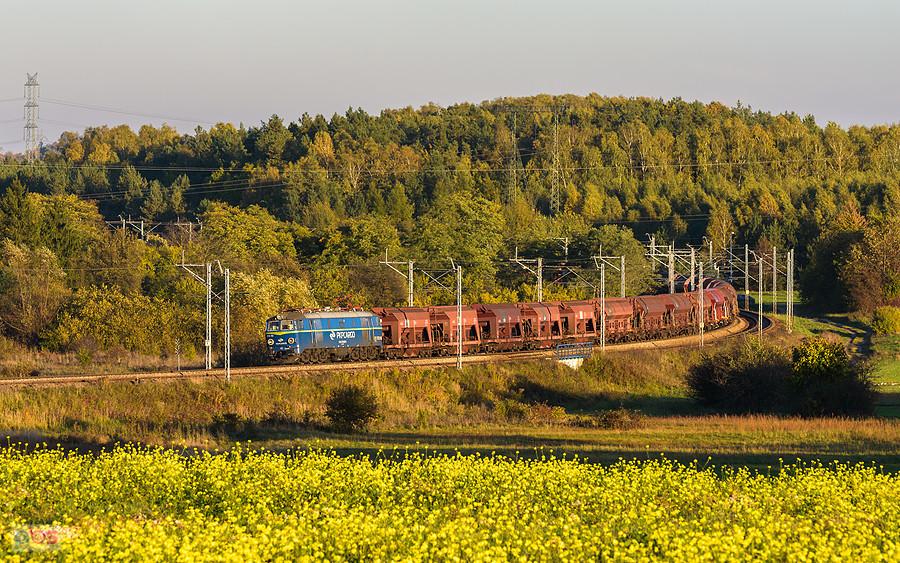 ET22-962 pokonuje szlak Turów - podg. Kucelinka, mijając pola w Turowie i kierując się w stronę Częstochowy. Linia D29-61