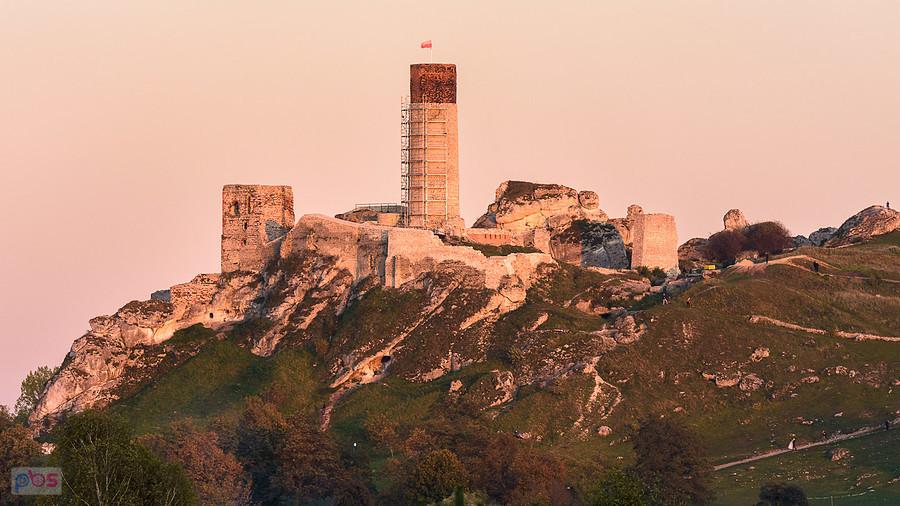 Ruiny zamku w Olsztynie w blasku ostatnich promieni zachodzącego słońca