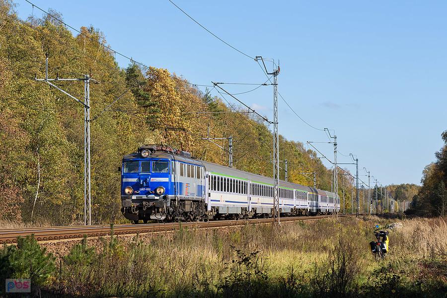 EU07-052 na czele poc. IC 3604 "Chełmoński" relacji: Przemyśl Główny - Jelenia Góra jedzie szlakiem: Julianka - Turów, mijając las w miejscowości Lipnik, linia D29-61.
