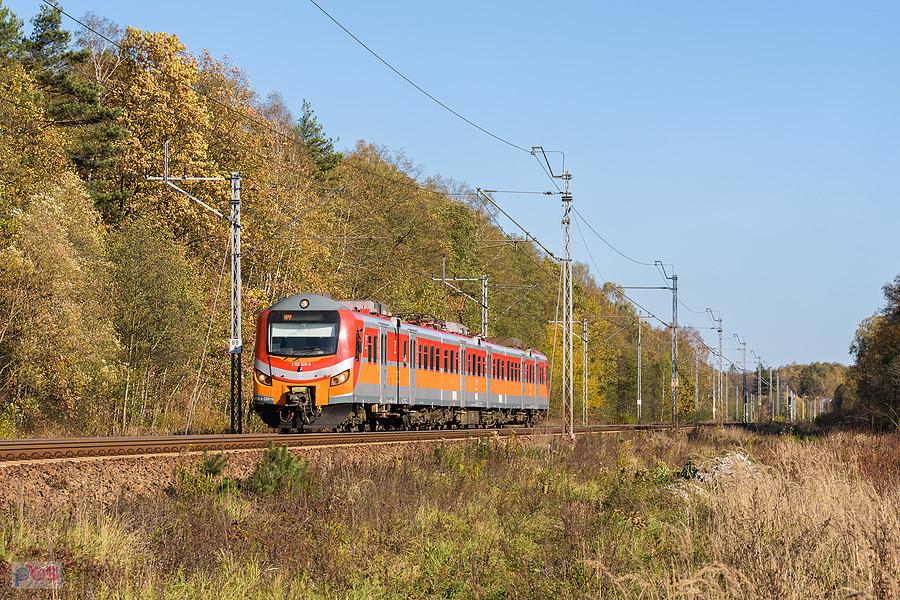 EN57ALd-2211 jako poc. Super Regio 26100/1 relacji: Ostrowiec Świętokrzyski - Wrocław Główny mija Lipnik. Szlak: Julianka - Turów, linia D29-61.