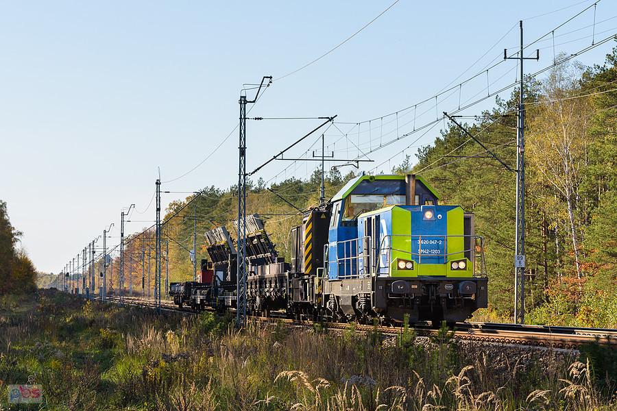 SM42-1203 z transportem rozjazdów mija las w miejscowości Lipnik. Szlak: Turów - Julianka, linia D29-61.