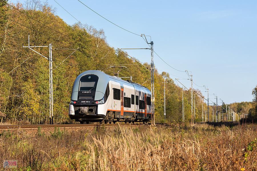 EN96-001 jako poc. Regio 42305/4 relacji: Częstochowa - Kielce mija las w Lipniku. Szlak: Turów - Julianka, D29-61.