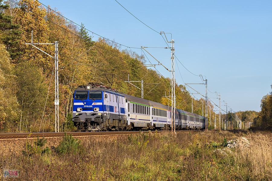EP09-008 na czele poc. IC 3804 "Mehoffer" (Przemyśl Główny - Szczecin Główny) mknie szlakiem Julianka - Turów, mijając Lipnik, linia D29-61.